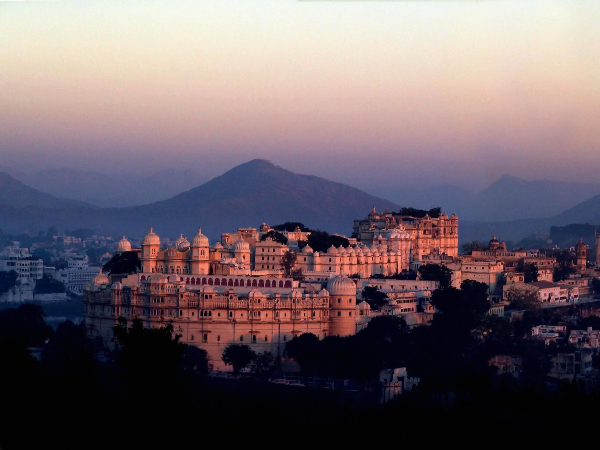 Shiv Niwas Palace By Hrh Group Of Hotels Udaipur Exterior foto